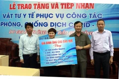 Đại diện gia đình ông Chu Bảo Quế trao tặng vật tư y tế cho UBND huyện Việt Yên, Bắc Giang. (Ảnh: Đồng Thúy/TTXVN)