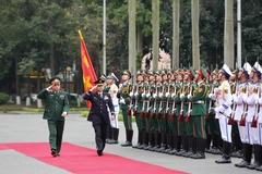 Thượng tướng Phan Văn Giang và Đại tướng Yamazaki Koji duyệt đội danh dự Quân đội nhân dân Việt Nam. )Ảnh: Dương Giang/TTXVN)