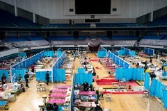  Bệnh nhân nhiễm COVID-19 được điều trị tại bệnh viện dã chiến ở Vũ Hán, tỉnh Hồ Bắc, Trung Quốc ngày 8/3/2020. (Ảnh: THX/TTXVN)