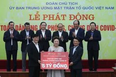 Thủ tướng Nguyễn Xuân Phúc cùng các đại biểu chứng kiến các tổ chức và cá nhân quyên góp ủng hộ công tác phòng, chống dịch COVID-19. (Ảnh: Thống Nhất/TTXVN)