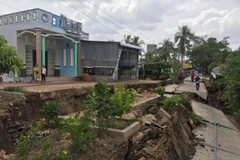 Nhà dân sống gần điểm bị sụt lún có nguy cơ bị ảnh hưởng. (Ảnh: Thế Anh/TTXVN)