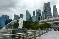 Khách du lịch thăm Công viên Merlion ở Singapore, ngày 6/3. (Ảnh: AFP/TTXVN)