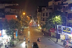 Tuyến phố Bạch Mai đã vắng nhiều so với những ngày trước (ảnh chụp 19:45 ngày 26/3). (Ảnh: Trần Việt/TTXVN)