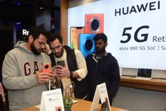 Khách hàng trải nghiệm điện thoại di động 5G của Huawei, ngày 16/1/2020. (Ảnh: THX/ TTXVN)