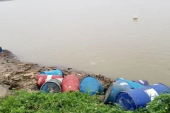 Điều tra vụ đổ trộm nhiều thùng nghi chứa hóa chất xuống sông Hồng