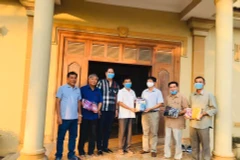 Trao tặng khẩu trang cho bà con Việt kiều nghèo. (Ảnh: CTV)