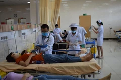 Các công nhân Công ty Kỳ Lợi đang được tiếp tục theo dõi sức khỏe. (Ảnh: Lê Xuân/TTXVN)