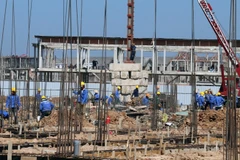 Thi công xây dựng cơ sở hạ tầng tại Khu đô thị Tây Bắc, thành phố Rạch Giá (Kiên Giang). (Ảnh: Lê Huy Hải/TTXVN)