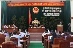 Các đại biểu Hội đồng nhân dân tỉnh Phú Yên biểu quyết thông qua 20 Nghị quyết tại kỳ họp. (Ảnh: Phạm Cường/TTXVN)