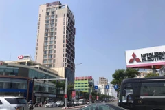 Toàn cảnh khách sạn Vanda (đường Nguyễn Văn Linh, quận Hải Châu, thành phố Đà Nẵng) nơi 2 du khách người Anh nhiễm virus SARS-Cov-2 lưu trú. (Ảnh: Văn Dũng/TTXVN)