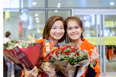Vận động viên Nguyễn Thị Oanh (bên trái) cùng đồng đội. (Ảnh: TTXVN phát)