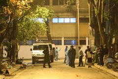 Đoạn phố Trúc Bạch, quận Ba Đình - nơi có nhà riêng của đối tượng mắc COVID-19 được phong toả từ tối 6/3 để lực lượng chức năng tiến hành công tác chuyển những người tiếp xúc gần với đối tượng đến nơi cách ly. (Ảnh: Thành Đạt/TTXVN)