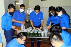 Lãnh đạo Tỉnh đoàn Nghệ An cùng các tình nguyện viên hỗ trợ chuẩn bị các suất ăn phục vụ tại khu cách ly tập trung Trung đoàn 764 - Bộ Chỉ huy quân sự tỉnh Nghệ An. (Ảnh: Tá Chuyên/TTXVN)