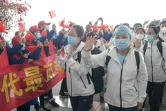 Đội ngũ nhân viên y tế hỗ trợ tỉnh Hồ Bắc khống chế dịch COVID-19 rời khỏi Hồ Bắc, ngày 17/3/2020. (Ảnh: THX/TTXVN)