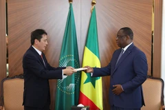 Đại sứ Đặc mệnh toàn quyền Việt Nam tại Senegal Nguyễn Thành Vinh trình Thư Ủy nhiệm của Tổng Bí thư, Chủ tịch nước Nguyễn Phú Trọng lên Tổng thống nước Cộng hòa Senegal Macky Sall. (Ảnh: Tấn Đạt/TTXVN)