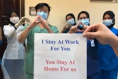 Bức ảnh đăng trên trang cá nhân của bác sĩ với dòng chữ "Các bạn ở nhà là giúp đỡ chúng tôi" (Nguồn: The Star)