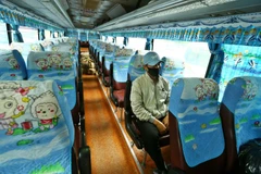 Trước diễn biến phức tạp của dịch bệnh, nhiều nhà xe chỉ có 1-2 khách. (Ảnh: Minh Quyết/TTXVN)