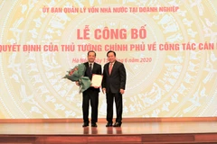 Ông Phạm Đức Long (trái) chính thức nhận quyết định trở thành Chủ tịch VNPT. (Ảnh: CTV/Vietnam+)