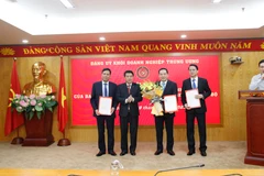 Ông Y Thanh Hà Niê Kđăm - Ủy viên dự khuyết BCH Trung ương Đảng, Bí thư Đảng ủy Khối Doanh nghiệp Trung ương trao Quyết định cho các cán bộ. (Ảnh: CTV/Vietnam+)