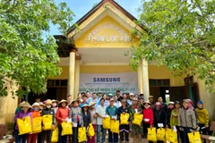Samsung trao quà cho bà con vùng lũ. (Ảnh: SVN)