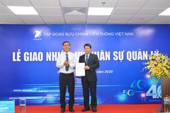 Ông Nguyễn Trường Giang (phải) nhận quyết định Quyền Tổng Giám đốc VinaPhone. (Ảnh: VNP)