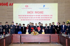 Lễ ký kết thỏa thuận hợp tác chiến lược viễn thông, công nghệ thông tin giai đoạn 2020-2025 giữa UBND tỉnh Nghệ An và Tập đoàn VNPT. (Ảnh: Vietnam+)