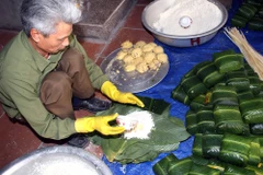 Làng nghề gói bánh chưng truyền thống Tranh Khúc, (Ảnh: TTXVN)