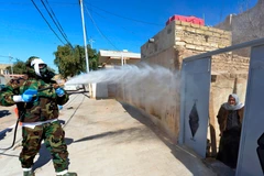 Iraq sử dụng vòi rồng chống bạo động để phun thuốc khử trùng