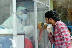 Xét nghiệm cho người dân tại New Delhi. (Ảnh: THX/TTXVN)