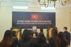 Nhân viên ĐSQ cùng các cơ quan đại diện Việt Nam tại Ai Cập thắp hương tưởng nhớ nguyên Tổng Bí thư Lê Khả Phiêu. (Ảnh: Anh Tuấn/TTXVN)