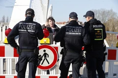 Dân Pháp đổ xô sang thị trấn biên giới Đức vì hàng giá rẻ