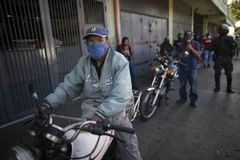 Người dân Venezuela xếp hàng dài chờ mua xăng dầu