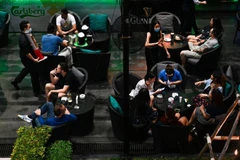 Thái Lan: Người dân Bangkok đổ xô đi mua rượu bia trong mùa dịch bệnh