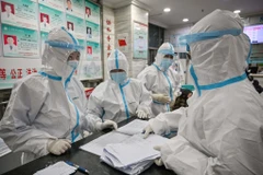 Các nhân viên y tế tại bệnh viện Chữ Thập Đỏ ở Vũ Hán. (Ảnh: AFP/Getty)