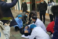 Trung Quốc: Quan chức y tế ngất xỉu khi đang phòng chống dịch