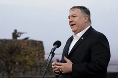 Ngoại trưởng Mỹ Mike Pompeo trong chuyến thăm Cao nguyên Golan. (Ảnh: AFP/TTXVN)