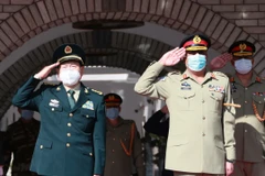 Bộ trưởng Quốc phòng Trung Quốc Ngụy Phụng Hòa (trái) trong chuyến thăm Pakistan. (Ảnh: Twitter)