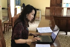 Giáo viên trường THPT Đinh Bạt Tụy (Nghệ An) dạy học qua mạng Internet. (Ảnh: Bích Huệ/TTXVN)