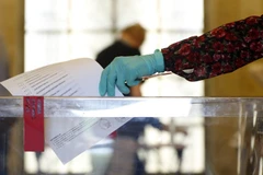 Người dân Ba Lan tham gia bầu cử tổng thống. (Ảnh: AP)