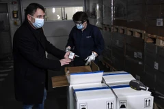 Pháp, TBN tiếp nhận những lô vắcxin ngừa COVID-19 đầu tiên 