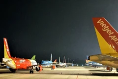 Các hãng hàng không gồng mình trong cơn bão COVID-19