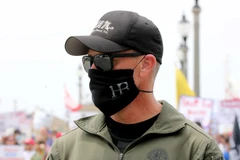 Nhiều bang ở Mỹ ban hành lệnh bắt buộc đeo khẩu trang. (Ảnh: LA Times)