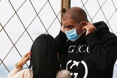 Pháp sẽ phạt tiền những người không đeo khẩu trang tại địa điểm công cộng không gian kín. (Ảnh: AFP/TTXVN)