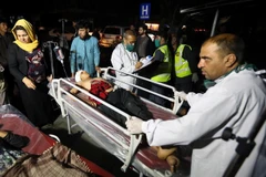 Vận chuyển nạn nhân của vụ đánh bom đến bệnh viện. (Ảnh: EPA)