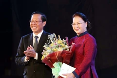 Bí thư tỉnh ủy Bến Tre Phan Văn Mãi tặng hoa Chủ tịch Quốc hội Nguyễn Thị Kim Ngân. (Ảnh: Trọng Đức/TTXVN)