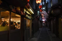 Người dân Tokyo tụ tập nhậu nhẹt sau khi dỡ bỏ tình trạng khẩn cấp