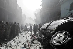Hiện trường vụ rơi máy bay ở Karachi. (Ảnh: AFP/TTXVN)