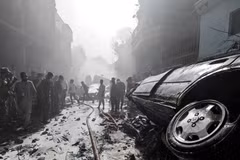 Hiện trường vụ rơi máy bay ở Karachi. (Ảnh: AFP/TTXVN)