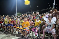 Trung Thu là tết thiếu nhi Thế mà người lớn lại đi chơi nhiều