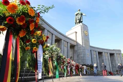 Tượng đài Chiến tranh Xô viết nằm ngay bên Cổng thành Brandenburg lịch sử ở Berlin. (Ảnh: Mạnh Hùng/TTXVN)